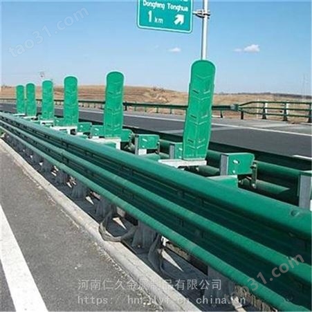 洛阳提供W型喷塑波形护栏板 道路桥梁热镀锌防撞护栏加工定制