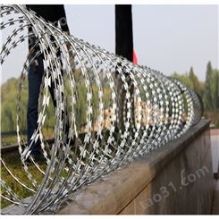 镀锌刺丝围墙防爬刺铁丝网 铁路用刀片滚笼 防疫围栏